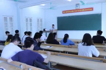 Thí sinh THPT ở Sơn La bị đình chỉ vì mang điện thoại vào phòng thi để... chơi