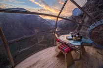 Thách thức lòng can đảm với khách sạn lơ lửng trên núi