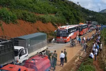 Sơn La: Mưa lớn bùn đất tràn mặt đường, QL6 tắc đường cục bộ