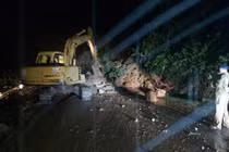 Sơn La: Sạt lở do mưa bão số 3, QL6 ùn tắc nhiều giờ