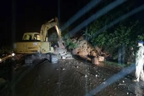 Sơn La: Sạt lở do mưa bão số 3, QL6 ùn tắc nhiều giờ