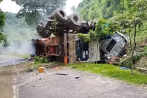 Điện Biên: Mất phanh, xe đầu kéo lao xuống vực hơn 60m