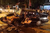 Ô tô biến dạng kinh hoàng, nát bét sau pha đấu đầu