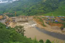 Trượt chân ngã xuống suối, 2 vợ chồng bị mất tích