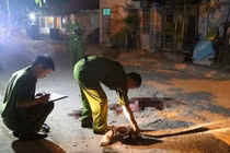 Nghe tiếng kêu thất thanh của người phụ nữ, hàng xóm mở cửa phát hiện sự thật kinh hoàng