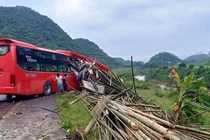 Hòa Bình: Xe khách tông xe tải 16 người thương vong