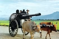 Ảnh chế pháo công nông, tàu ngầm nổi giữa ao làng