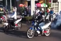 Hãi hùng cảnh “quái xế” đua xe… “mừng” ngày Quốc khánh