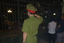 Chàng cảnh sát trẻ lặng lẽ viếng Đại tướng trong đêm