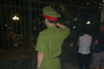 Chàng cảnh sát trẻ lặng lẽ viếng Đại tướng trong đêm