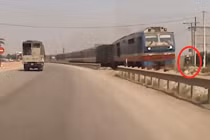 Kinh hãi xe máy băng qua đường ray, bị tàu hỏa hất tung