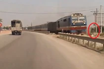 Kinh hãi xe máy băng qua đường ray, bị tàu hỏa hất tung