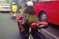 Xôn xao ảnh nữ công an cưỡi xe phân khối lớn