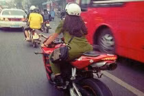 Xôn xao ảnh nữ công an cưỡi xe phân khối lớn