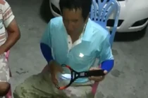 Sặc cười người đàn ông TQ đánh đàn bằng... vợt muỗi 