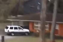 Sốt clip chồng đâm xe thủng nhà vì bị “cắm sừng“