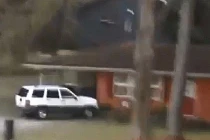 Sốt clip chồng đâm xe thủng nhà vì bị “cắm sừng“