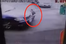 Cô gái điên cuồng lái xe “cày” lên người bạn trai cũ