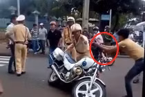 Tranh cãi clip “Thanh niên hất đổ xe CSGT Gia Lai“