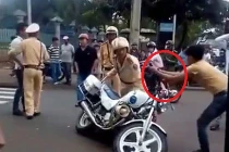 Tranh cãi clip “Thanh niên hất đổ xe CSGT Gia Lai“