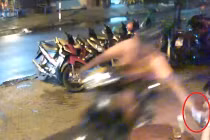 Táo tợn cướp điện thoại đang dùng ở cafe vỉa hè