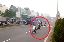 Quái xế đua tốc độ bằng màn bốc đầu, lái xe bằng bụng