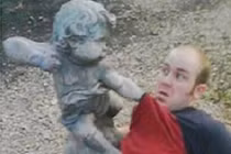 Muôn kiểu “tự sướng” với tượng đá