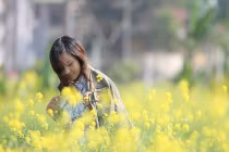 Hoa cải vàng rộ, chinh phục giới trẻ Hà thành