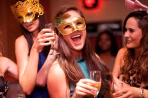 Hình ảnh tiệc tùng, rượu bia trên FB làm hại giới trẻ?