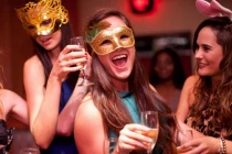 Hình ảnh tiệc tùng, rượu bia trên FB làm hại giới trẻ?