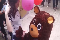 “Gấu bông tỏ tình” bị từ chối gây tranh cãi trên mạng