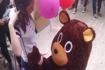 “Gấu bông tỏ tình” bị từ chối gây tranh cãi trên mạng