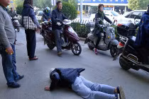 Người đi đường “bơ” cụ ông 80 tuổi bị nạn