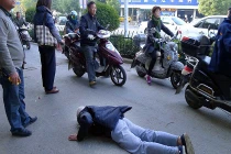 Người đi đường “bơ” cụ ông 80 tuổi bị nạn