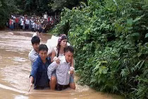 Xót xa ảnh chú rể cõng cô dâu vượt lũ