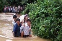 Xót xa ảnh chú rể cõng cô dâu vượt lũ