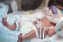 Clip cậu bé sinh non 3 tháng lay động hàng triệu người