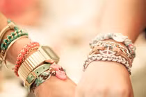 Đeo vòng tay bên nào để phát tài phát lộc ầm ầm? 