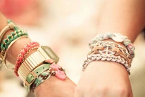 Đeo vòng tay bên nào để phát tài phát lộc ầm ầm? 