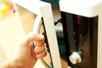 Sai lầm gây nguy hại tuyệt đối tránh khi sử dụng lò vi sóng