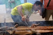 Rùng mình với những món ăn nguyên con