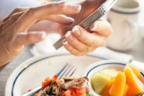 Muốn sống thọ, tránh ngay 5 thói quen xấu này khi ăn cơm