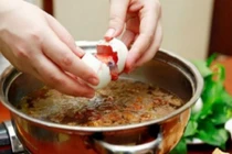 Hiểm họa đập trứng vịt lộn trực tiếp vào nồi nước ăn lẩu