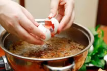 Hiểm họa đập trứng vịt lộn trực tiếp vào nồi nước ăn lẩu