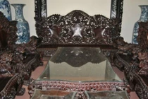 Cận cảnh bộ bàn ghế chạm mốc 700 tỷ