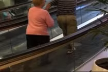 Chết cười cảnh hai cụ già leo cầu thang