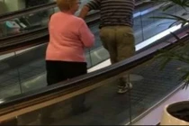 Chết cười cảnh hai cụ già leo cầu thang