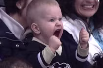 Màn cổ động siêu dễ thương của các baby đam mê bóng đá