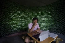 Ngắm không rời mắt căn hộ làm từ 8500 vỏ chai