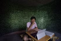 Ngắm không rời mắt căn hộ làm từ 8500 vỏ chai